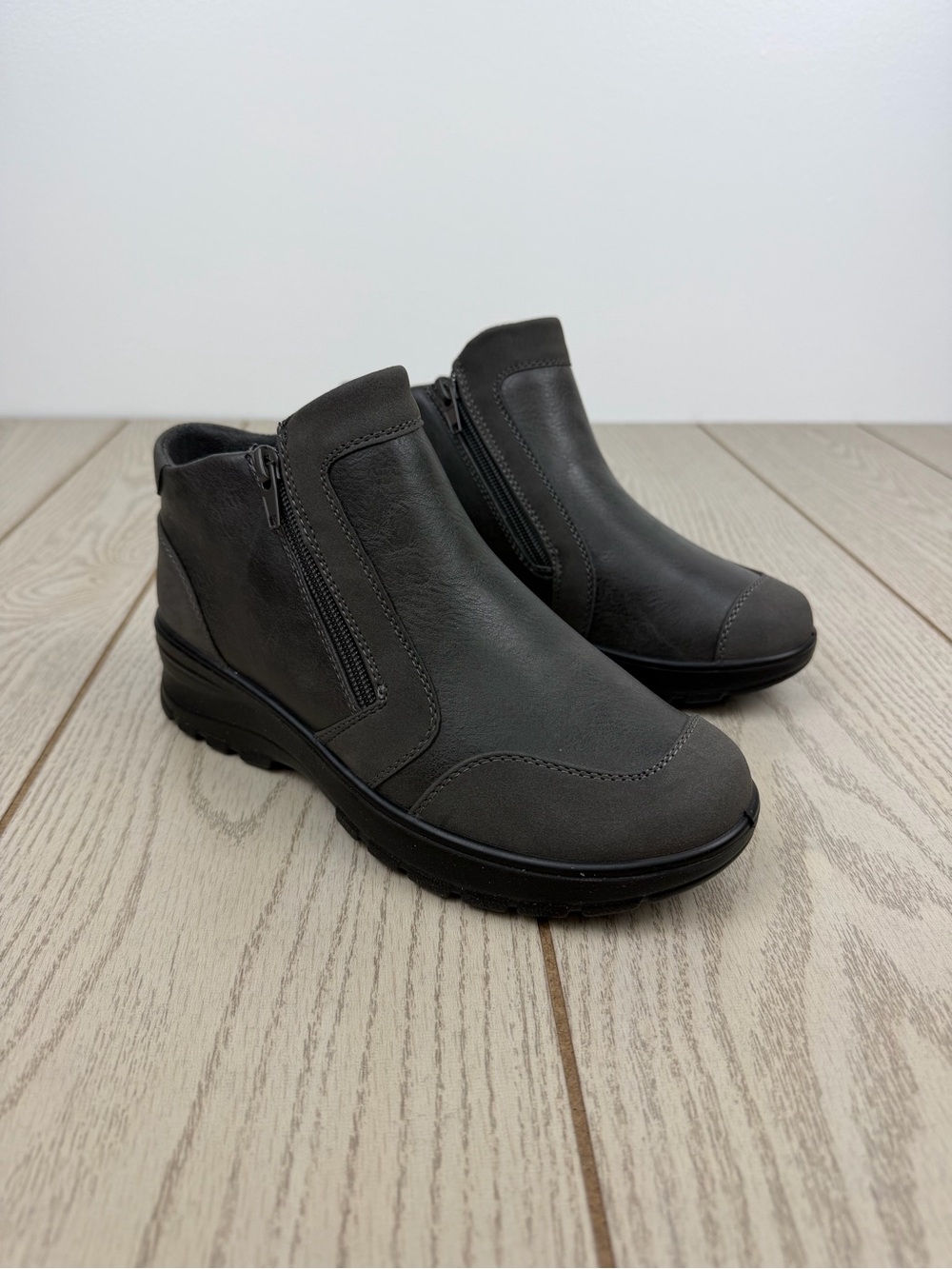 Easy Works by Easy Street Jovi Women's Slip-Resistant Work Boots 6WW Grey $65